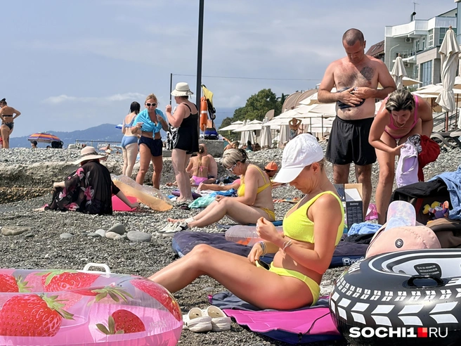 Самый многолюдный пляж «Чайка» в Адлере | Источник: Анна Грицевич / SOCHI1.RU