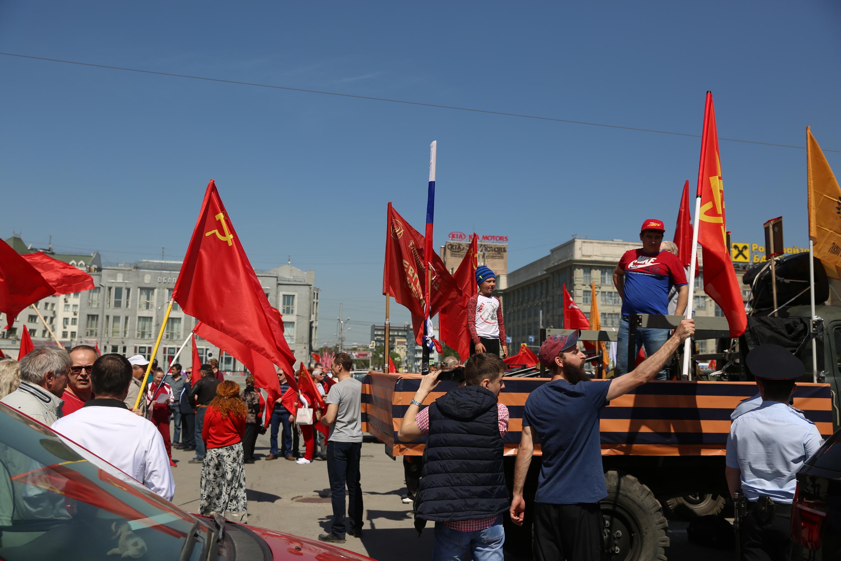 Мероприятия 8 мая новосибирск. Площадь Ленина Новосибирск 9 мая. Площадь Ленина Новосибирск площадь байкеров. Стоянка с флагами.