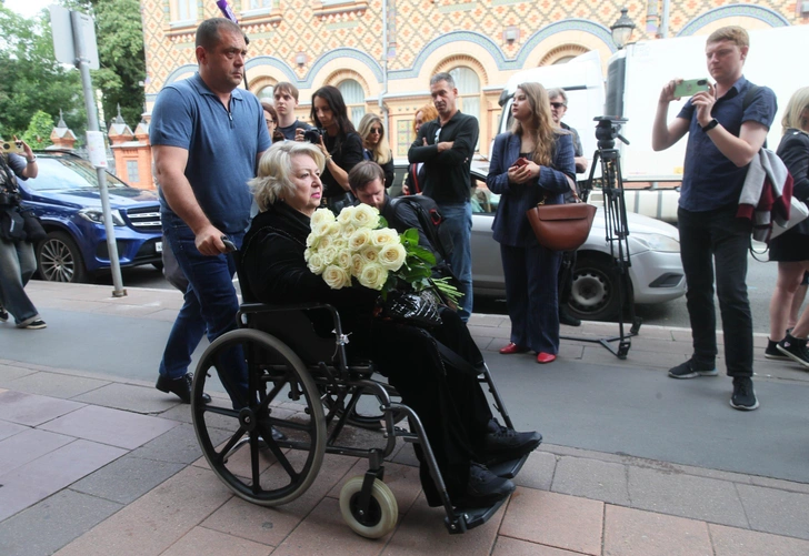 Сейчас тренер передвигается на инвалидном кресле 