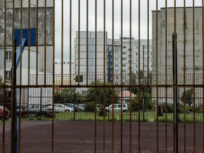 Во дворе оборудована баскетбольная площадка | Источник: Александр Куренной / 76.RU