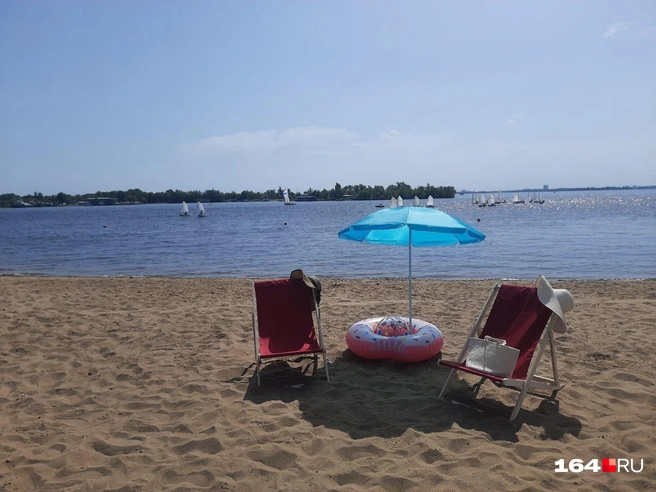 Кто-то пришел со своими лежаками | Источник: Сергей Гендин / 164.RU