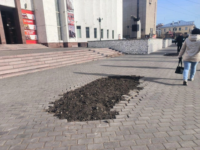 Участок подсыпали, но плитку с зимы так и не восстановили | Источник: Руслан Симушин / «Чита.Ру»