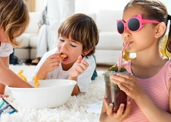 Чтобы не погубить желудок: какие продукты на деле нельзя есть школьникам