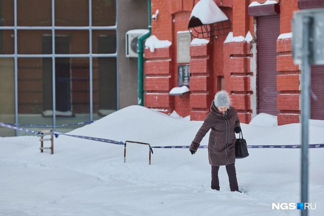 Люди с трудом ходят по улицам | Источник: Александр Ощепков / NGS.RU