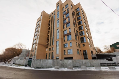 В Тюмени 11 лет строят высотку у реки со сдвигами сроков