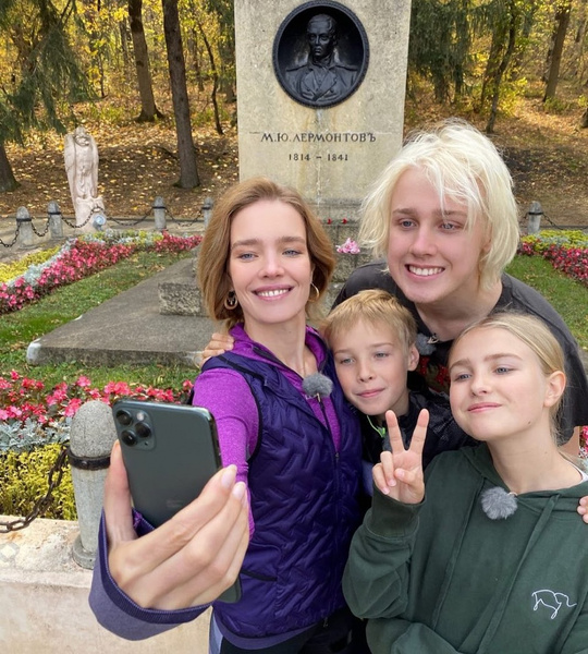 Наталья Водянова привезла детей в Беслан, чтобы пройтись по местам страшных событий