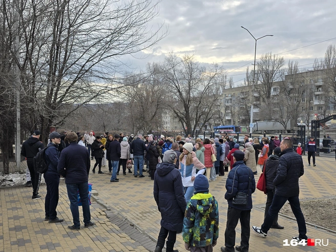 Сотни саратовцев заранее собрались на митинг | Источник: Семен Коротов-Майбах / 164.RU