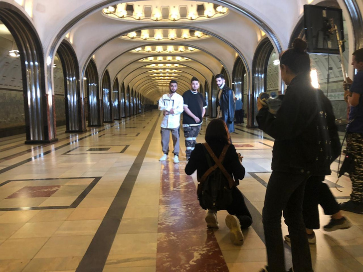 Центральную станцию московского метро перекрыли в час-пик ради съемок клипа