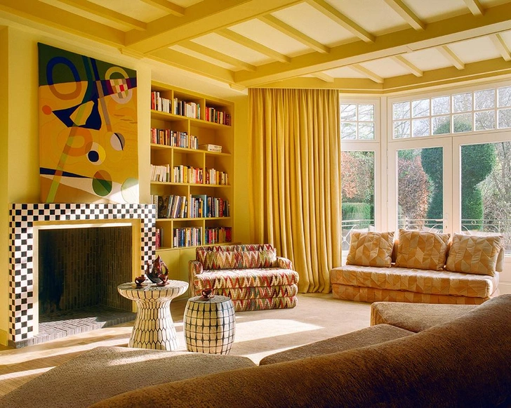 Диван On the Rocks от Edra в обивке Freddo Castagno, Pierre Frey. Шторы Shabby Houblon, Pierre Frey. Краска оттенка Le Parchemin на балках и«La Madeleine на стенах, Ressources. Винтажный кофейный сервиз 1960-х годов, Vallauris. Винтажный кожаный диван с обивкой пэчворк 1970-х годов, Morrentz, 1970 г. На камином коллаж из фетра работы Рози Картье (Rosie Cartier). Столики с инкрустацией из кости, Creativ Light. Диванчик по дизайну Виктории-Марии Гейер, обивка из ткани Jim Thompson. | Источник: Клеман Вайсьер