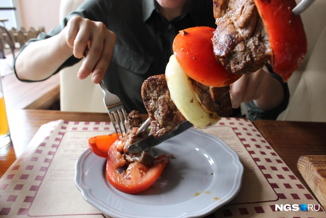 Приготовить вкусный шашлык проще, чем вы думаете | Источник: Станислав Соколов / NGS.RU