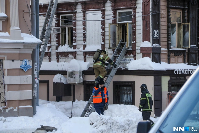 Огонь охватил двухэтажное деревянное здание | Источник: Наталья Бурухина / NN.RU
