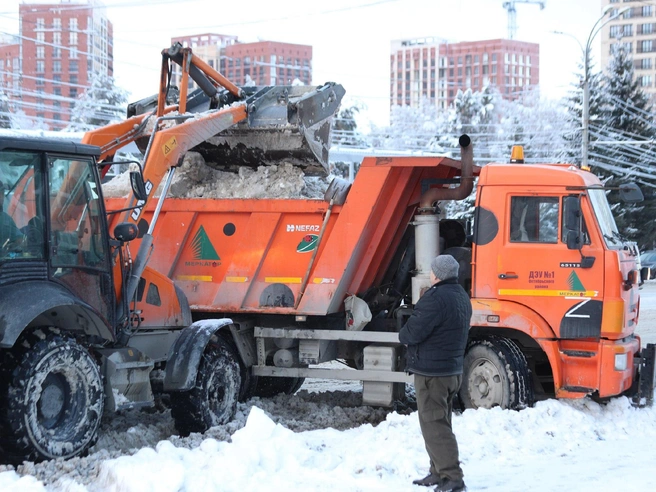 Каждый грузовик «Камаз» перевозит примерно 15 кубометров снега | Источник: Андрей Бортко / NGS.RU