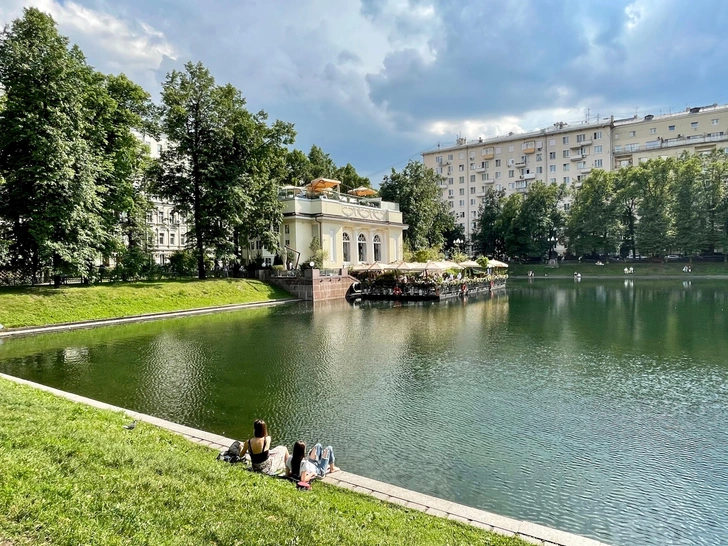 Патриаршие пруды летом. | Источник: Ovchinnikova Irina/Shutterstock/Fotodom.ru