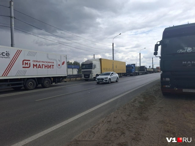 Среди грузовых машин в очереди те, кто везет продукты в сетевые магазины | Источник: Тимофей Крылов / V1.RU