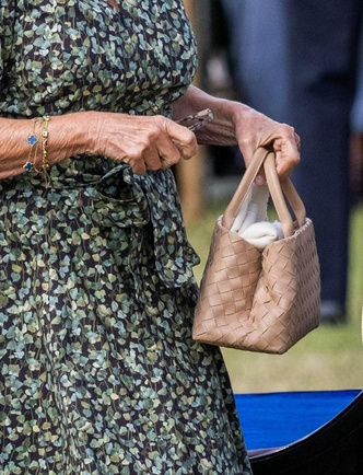 Роскошная коллекция: все самые модные сумки королевы Камиллы, о которых мечтают все