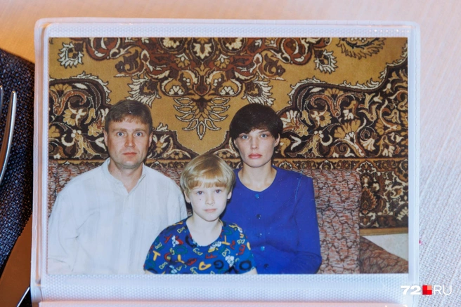 Семья Шишковых. Надежда говорит, что сама стригла дочь. Прическу девочке делала такую же, как у себя  | Источник: Ирина Шарова / 72.RU 