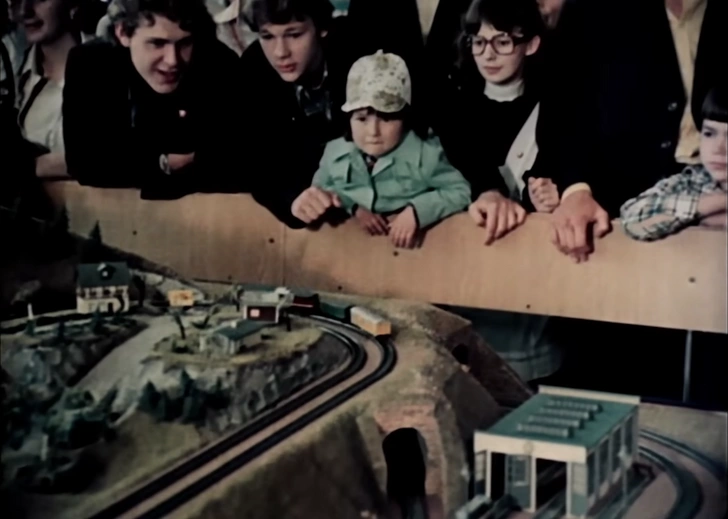 Кадр из фильма. Знаменитая модель железной дороги в магазине «Лейпциг» | Источник: Киностудия Горького / YouTube