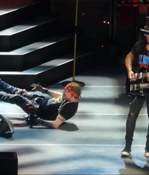 Солист Guns N' Roses упал во время выступления, но юмором сгладил конфуз (видео)