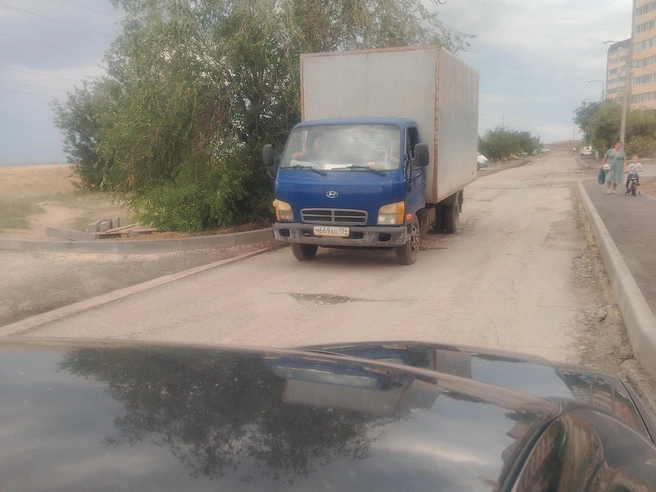 Несмотря на предоставленную фотографию с номером автомобиля, личность водителя не установлена. | Источник: Антон Авилов