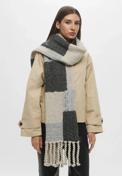 Olsen tuck: заправлять волосы под одежду — новый модный прием от сестер Олсен Olsen tuck: заправлять волосы под одежду — новый модный прием от сестер Олсен