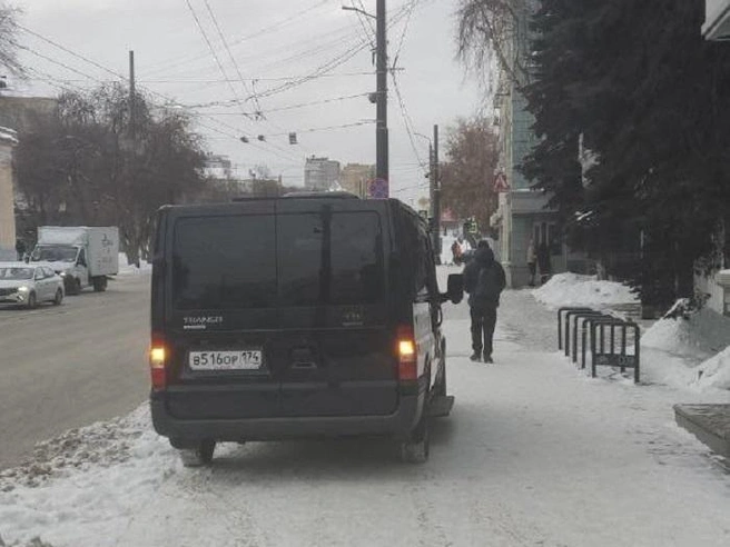 Фотографию неправильно припаркованного микроавтобуса направили в чат-бот ГИБДД. | Источник: читатель 74.RU