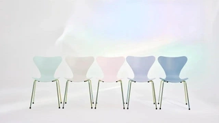 Небо внутри: Fritz Hansen выпустили стул Series 7 в новых цветах