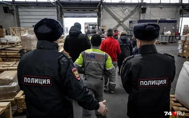 Жительница Сочи с сообщником создала ОПГ и легализовала 70 мигрантов | Источник: Наталья Лапцевич / 74.RU