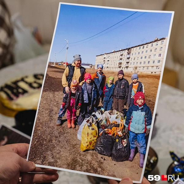 Семья на субботнике в поселке | Источник: Тимофей Калмаков / 59.RU; архив семьи Коняевых