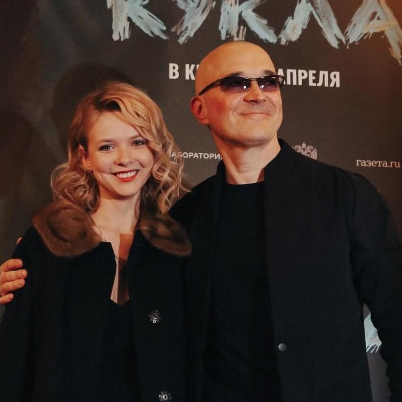 Пришли вместе и обнимались на дорожке: Егор Беров вывел в свет 21-летнюю жену Анну Панкратову — звезду его фильма «Кукла»