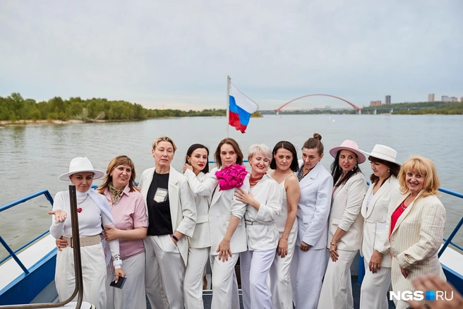 Фото на память на фоне Бугринского моста | Источник: Александр Ощепков / NGS.RU