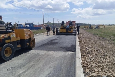 На дороге до Отрады укладывают асфальт