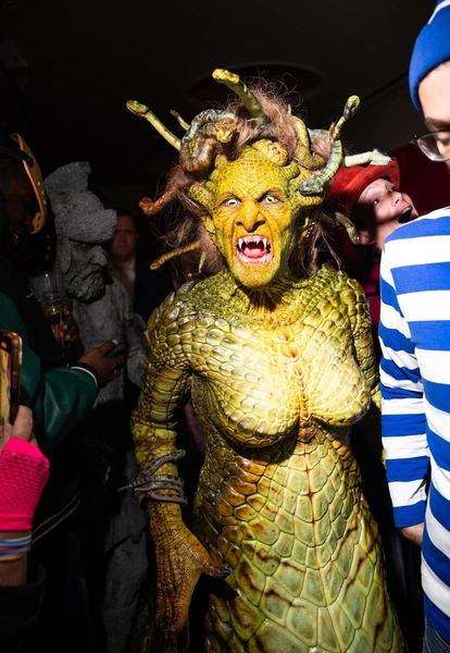 Versace из фильма ужасов: невероятно страшный костюм Хэллоуина 2025 — как всегда у Хайди Клум | Источник: EGNY/Copyright © 2025 BACKGRID, Inc.