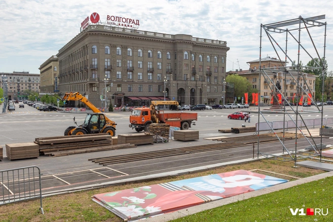 По ощущениям, смотреть парад в этом году пришло куда меньше людей, чем в 2025-м | Источник: Константин Завриков / V1.RU