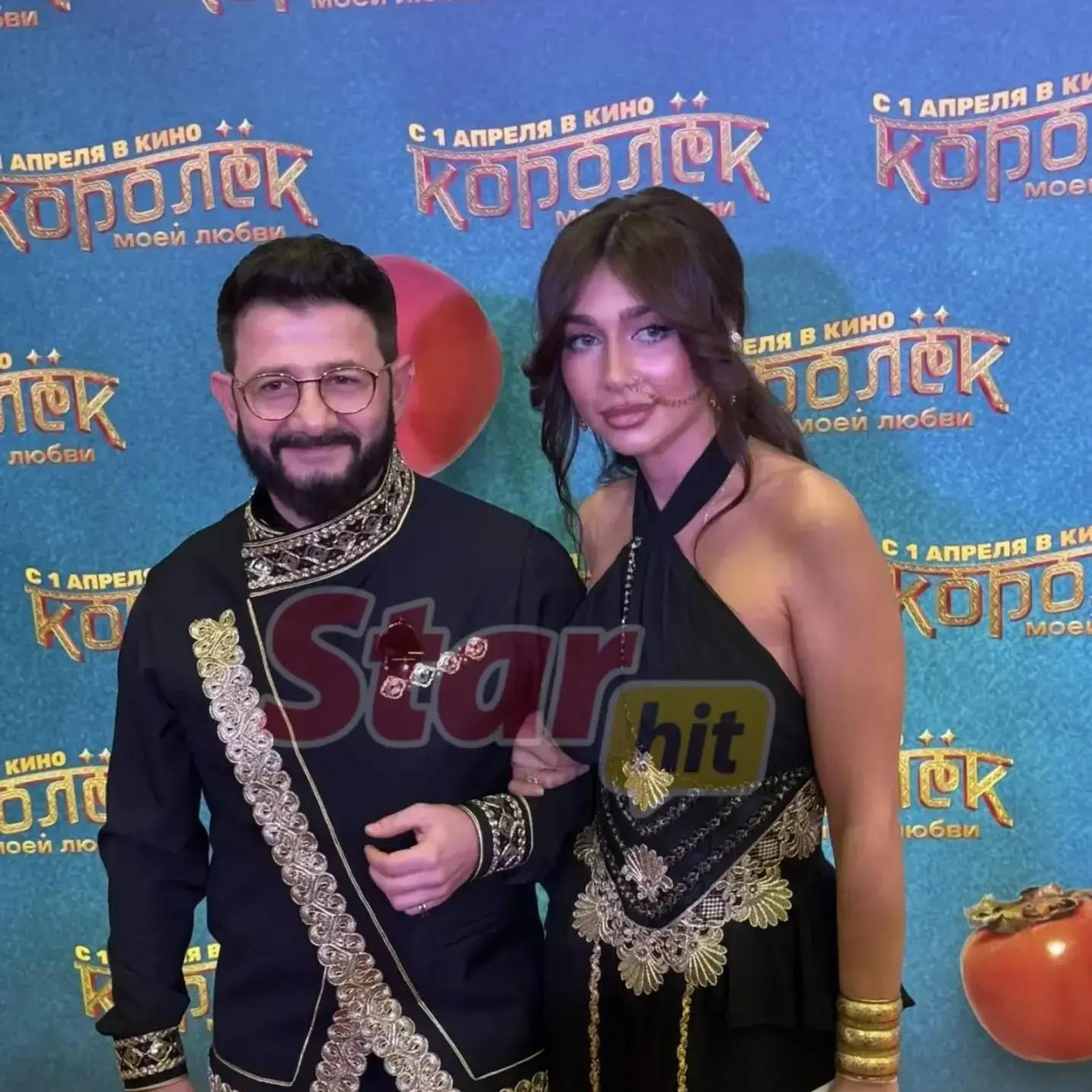 Надели парные индийские костюмы: Михаил Галустян впервые вывел в свет новую девушку — визажистку Лилию