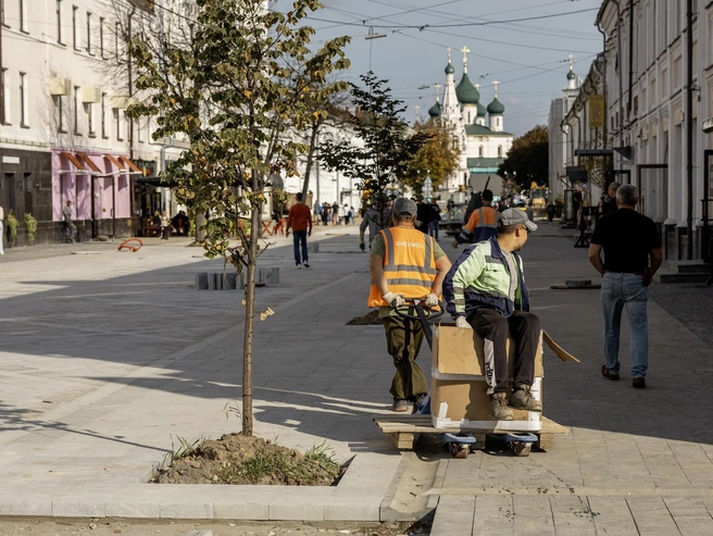 Рабочие превратили гидравлическую тележку в пассажирский экспресс | Источник: Александр Куренной / 76.RU