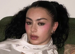 Любимый бальзам для губ Charli XCX есть в косметичке почти каждой казахстанки