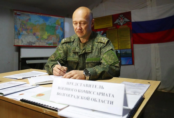 Представитель военкомата в автономном полевом учебном центре перед отправкой в войска РФ на полигоне в Волгоградской области. 14.10.2022 | maximonline.ru