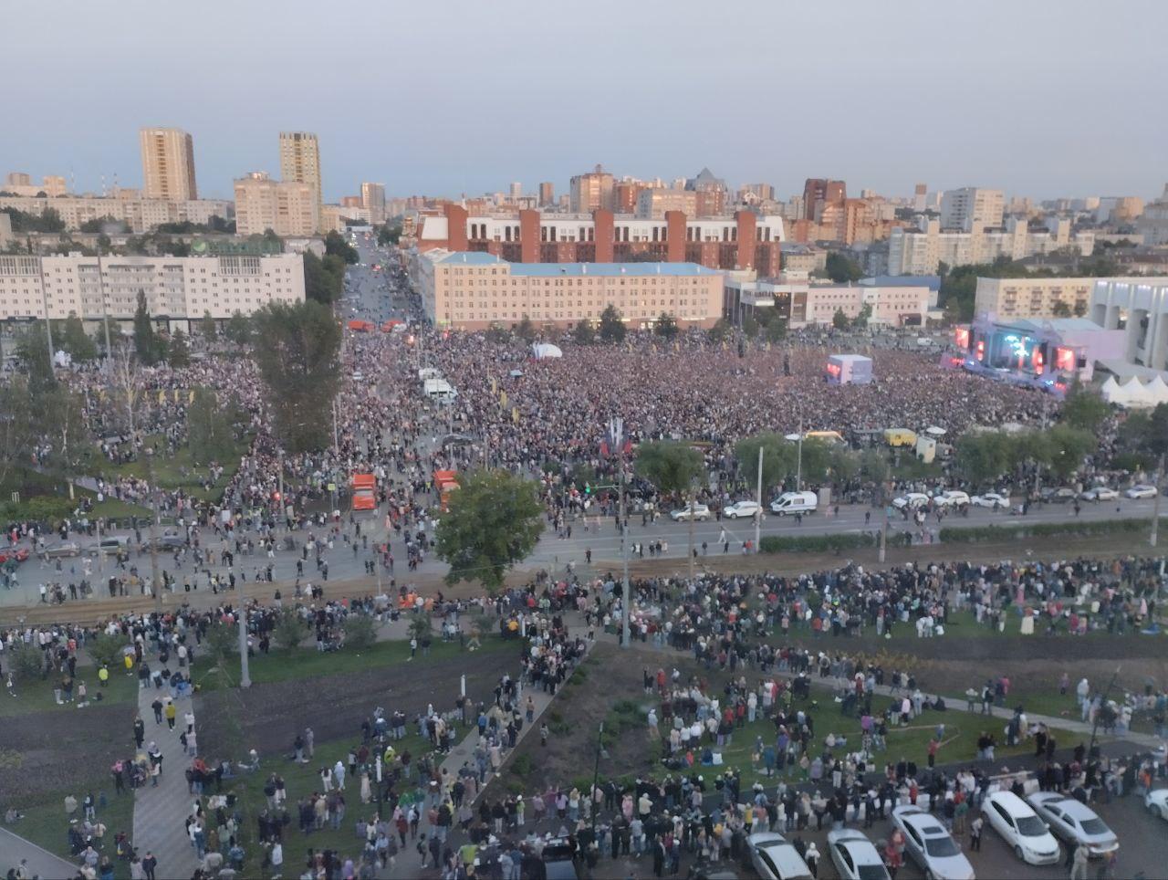 В день города Перми на звезд пришли посмотреть около 300 тысяч человек:  фото толпы - 13 июня 2023 - 59.ру