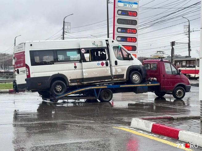 Так выглядела вторая маршрутка, которая успела притормозить перед столкновением | Источник: Александр Горбанёв / 71.RU