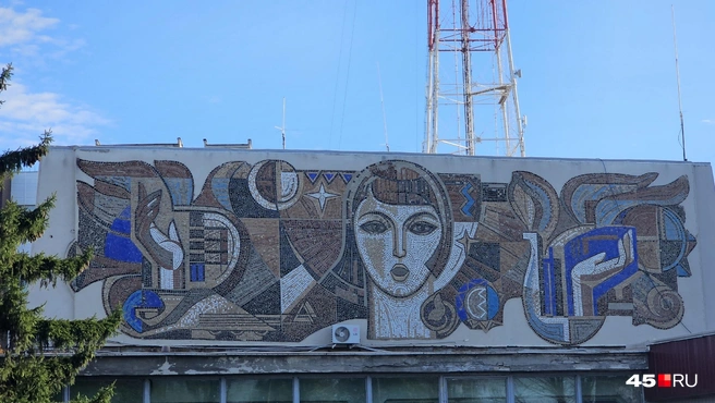 Мозаика на здании УМВД России по г. Кургану | Источник: Дарья Никитченко / 45.RU