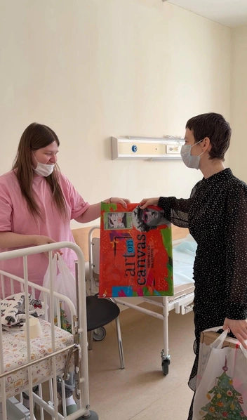 Олеся дарила подарки и матерям, которые сопровождают в больнице малышей | Источник: Телеграм-канал Олеси Клеблеевой