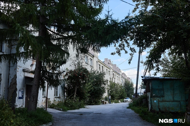 Местные жители считают, что в этом доме жило руководство — не то общежития, не то завода | Источник: Александр Ощепков / NGS.RU