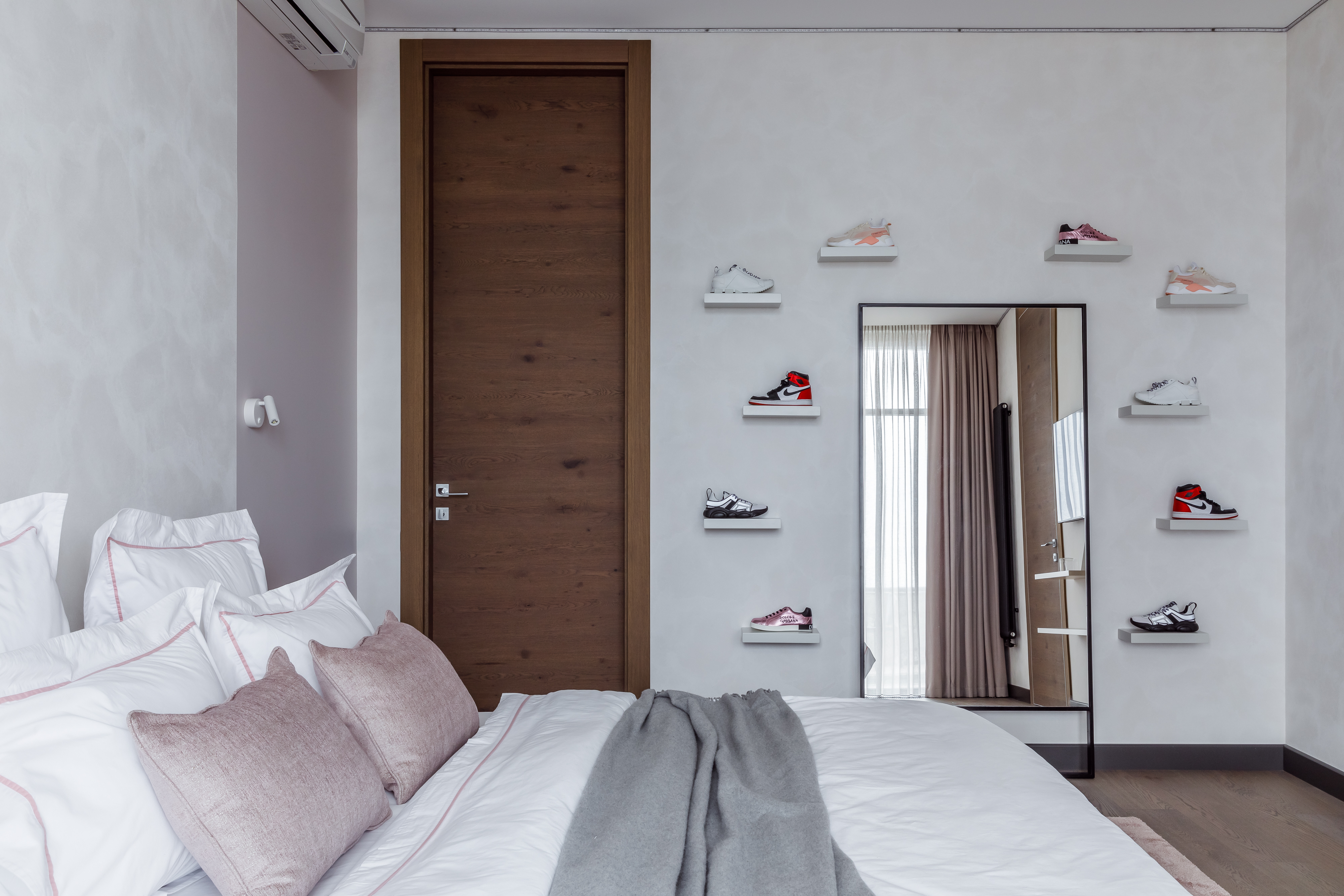 Дизайн маленькой спальни в светлом современном стиле