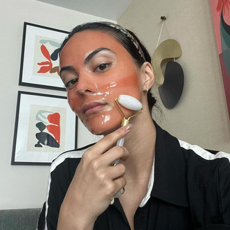 Маска для лица + массаж: Камила Мендес показала эффективный уход за кожей после вечеринки