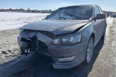 На трассе под Омском у маршрутки оторвалось колесо и угодило в иномарку