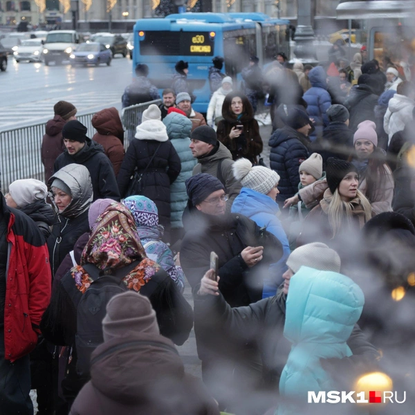 Толпы москвичей и гостей столицы в центре Москвы 5 января | Источник: Дмитрий Толстошеев / MSK1.RU