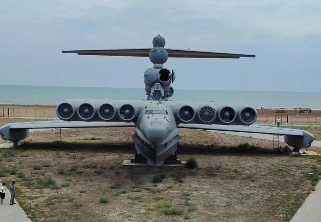 Уникальный советский корабль-самолет находится на берегу Каспийского моря, недалеко от Дербента | Источник: читатель E1.RU