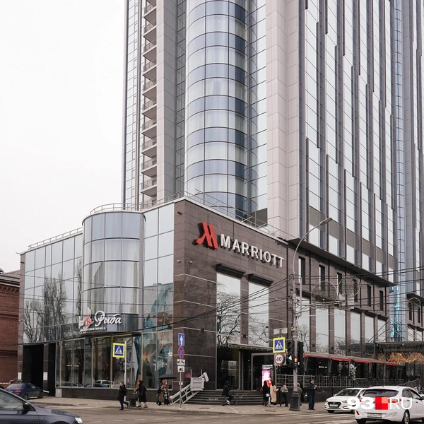 За «Марриоттом» сохранился Дом купца Лихацкого и баня (сейчас там находится Газтрансбанк) | Источник: Дарья Паращенко / 93.RU