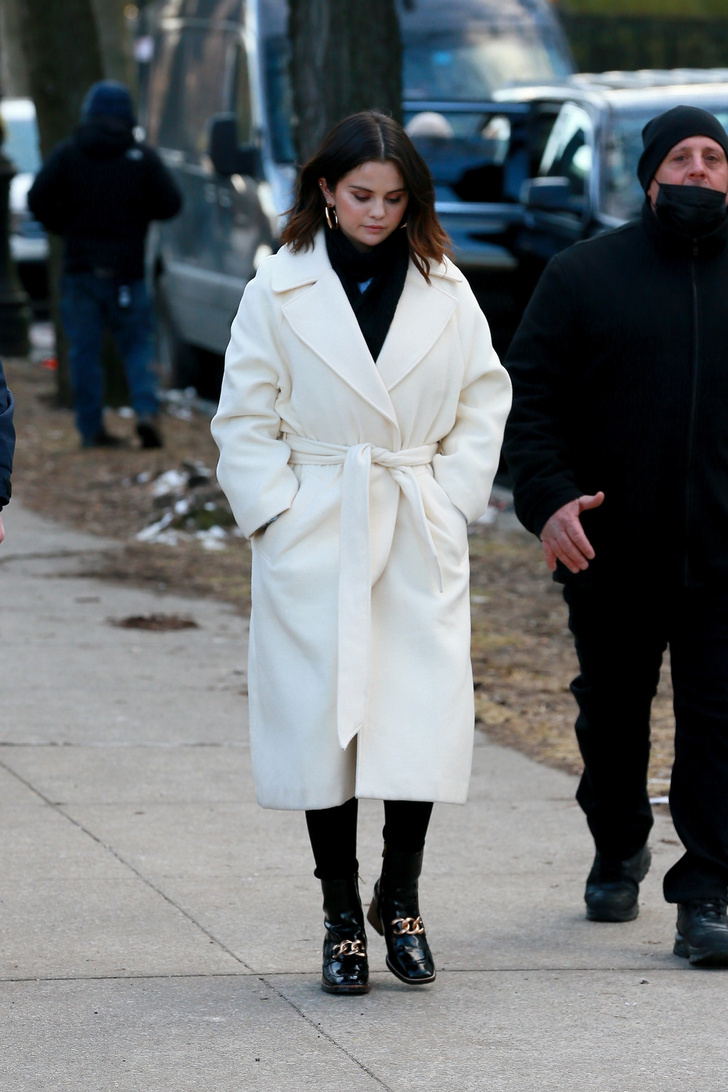 Селена Гомес в лаконичном белоснежном пальто провожает зиму в Нью-Йорке