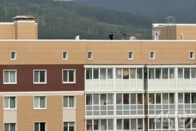 Подростки бегали по крыше девятиэтажки в Южно-Сахалинске